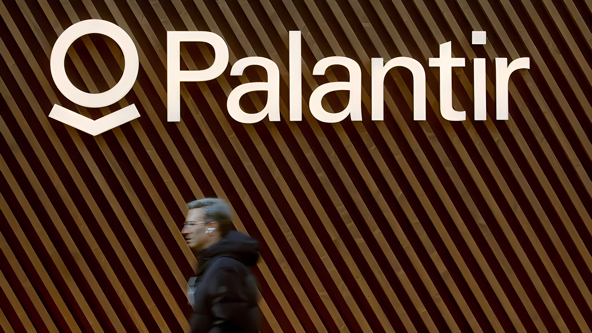 帕兰提尔Palantir营收超预期,人工智能AI需求旺盛,股价飙升30%