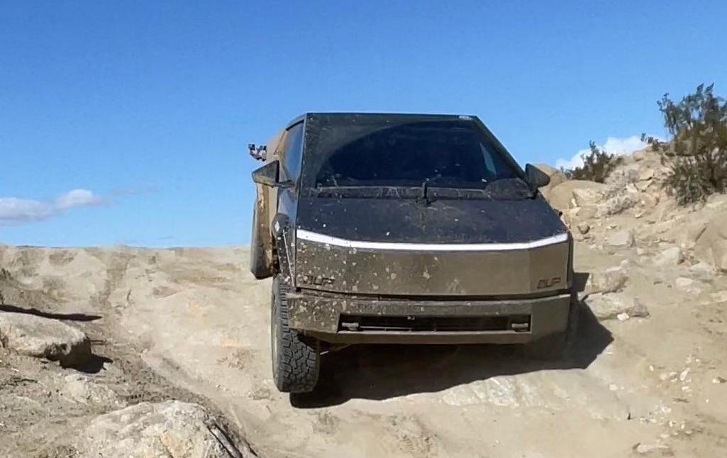特斯拉Tesla Cybertruck极限越野测试:虽然螺栓断裂,实力依旧强悍