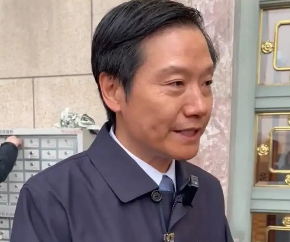 雷军造车路艰辛,近照显苍老引热议:小米汽车面临市场激战