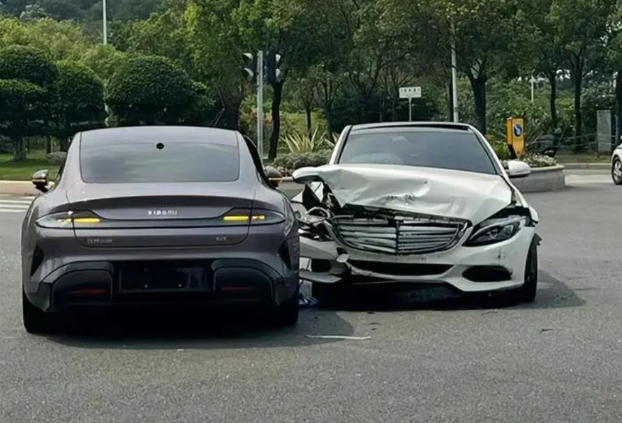 全网上路首撞?小米SU7误撞奔驰