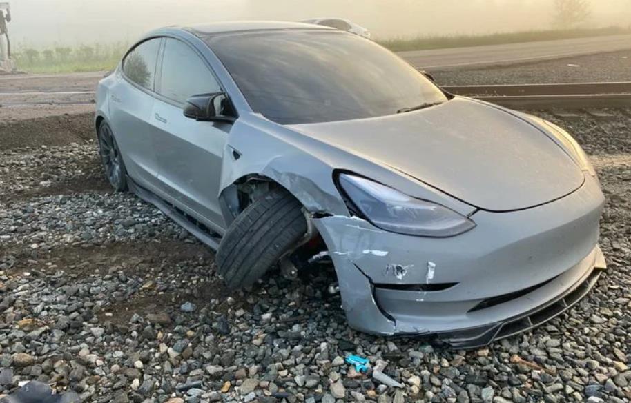 特斯拉FSD险酿事故:司机控诉系统未识别火车